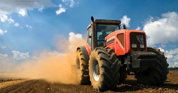 Wypadek na maszynie rolniczej, czy można uzyskać odszkodowanie od producenta?