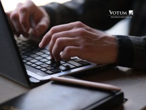 Poszkodowany robi zgłoszenie szkody do Warty online.