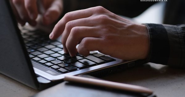 Poszkodowany robi zgłoszenie szkody do Warty online.