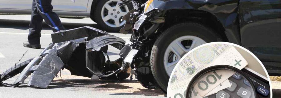 Wypadek samochodowy z udziałem czarnego pojazdu i policjanta na miejscu zdarzenia; w rogu zdjęcia lupa powiększająca kalkulator i polskie banknoty stuzłotowe, symbolizujące odszkodowanie. Logo firmy Votum Odszkodowania SA.