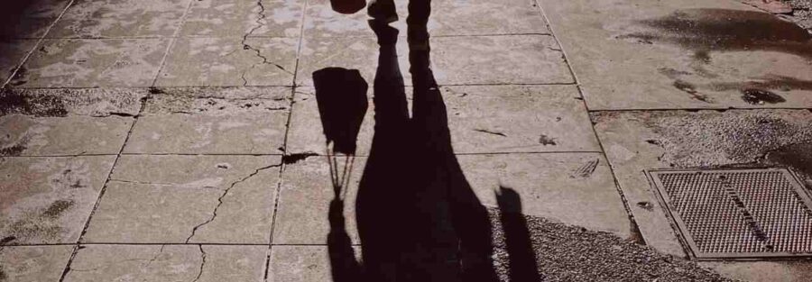 Osoba idąca chodnikiem została potrącona. Votum Odszkodowania pomaga w uzyskaniu zadośćuczynienia od Uniqa.