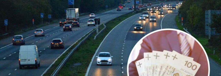 Ruchliwa autostrada z wieloma samochodami poruszającymi się w obu kierunkach, w tle zalesione wzgórza i wiadukt. W lewym górnym rogu znajduje się logo firmy Votum Odszkodowania SA. W prawym dolnym rogu dodane jest okrągłe wstawienie przedstawiające osobę w garniturze trzymającą w dłoni polskie banknoty 100 złotowe.