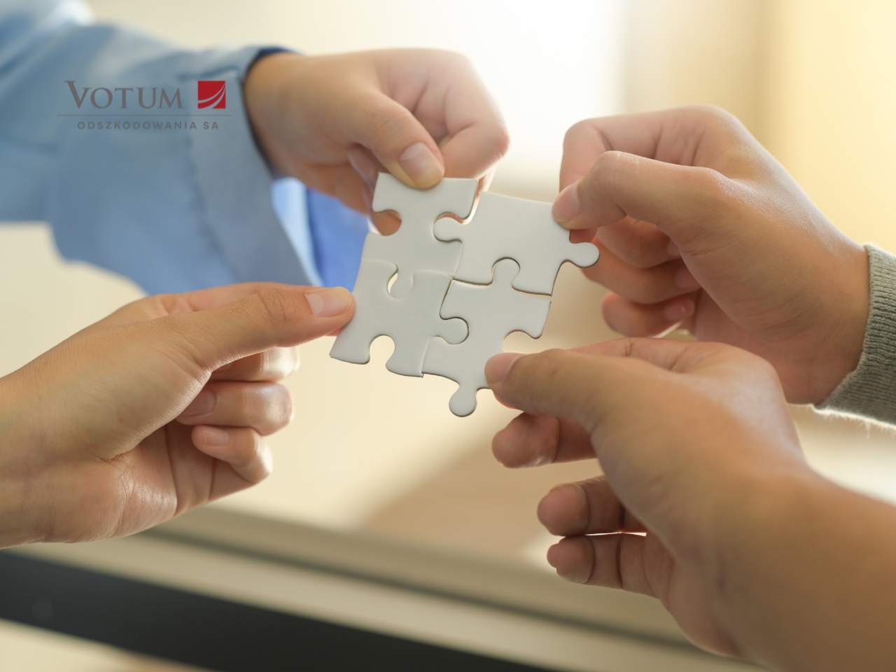 Współpraca ekspertów przy uzyskiwaniu odszkodowania z OC sprawcy – symboliczne łączenie elementów układanki