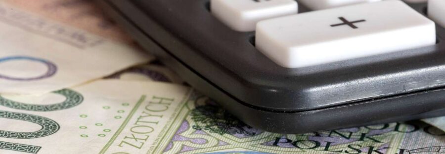 kalkulator i pieniądze - banknoty. Logo Votum Odszkodowania