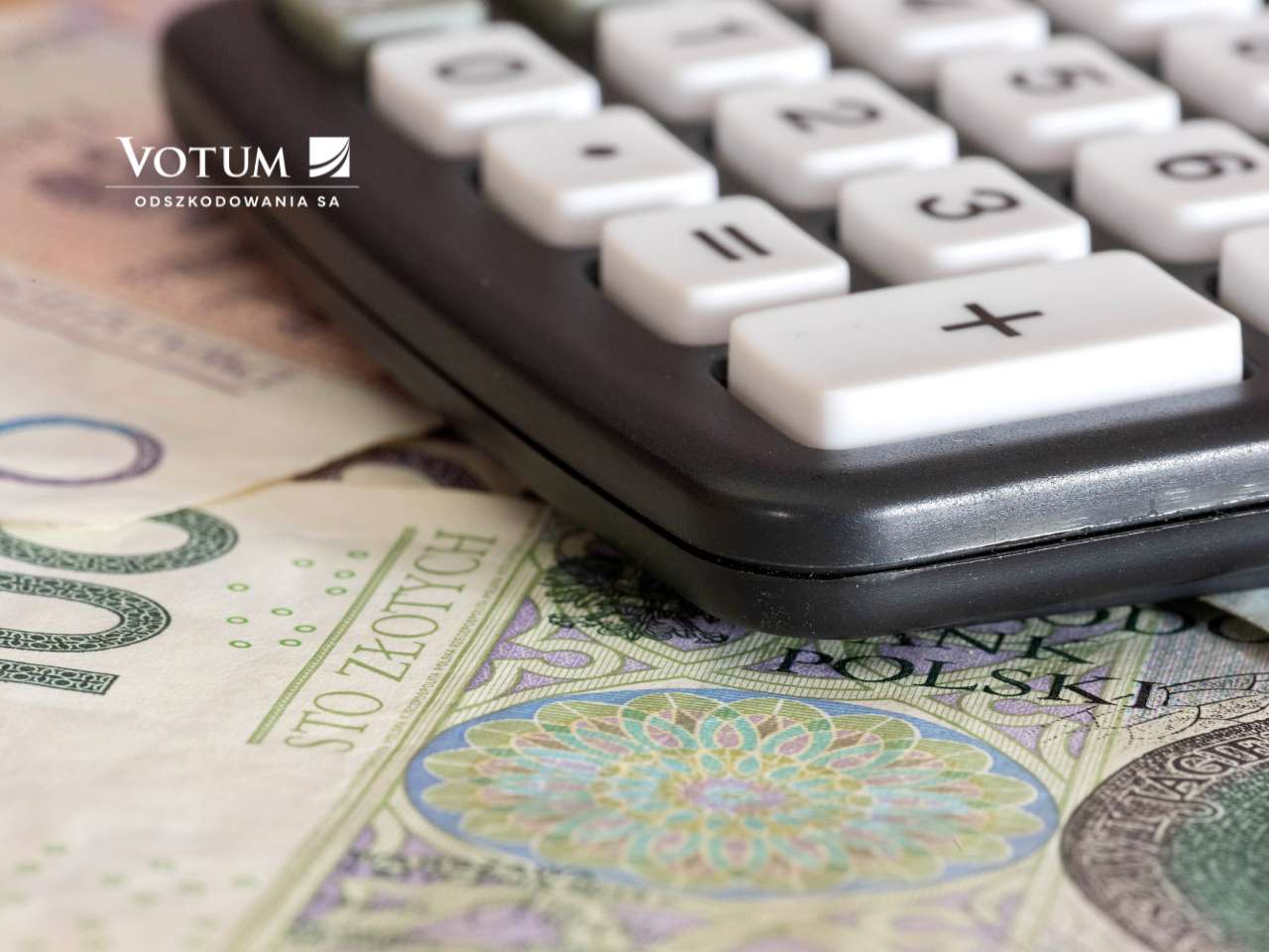 kalkulator i pieniądze - banknoty. Logo Votum Odszkodowania