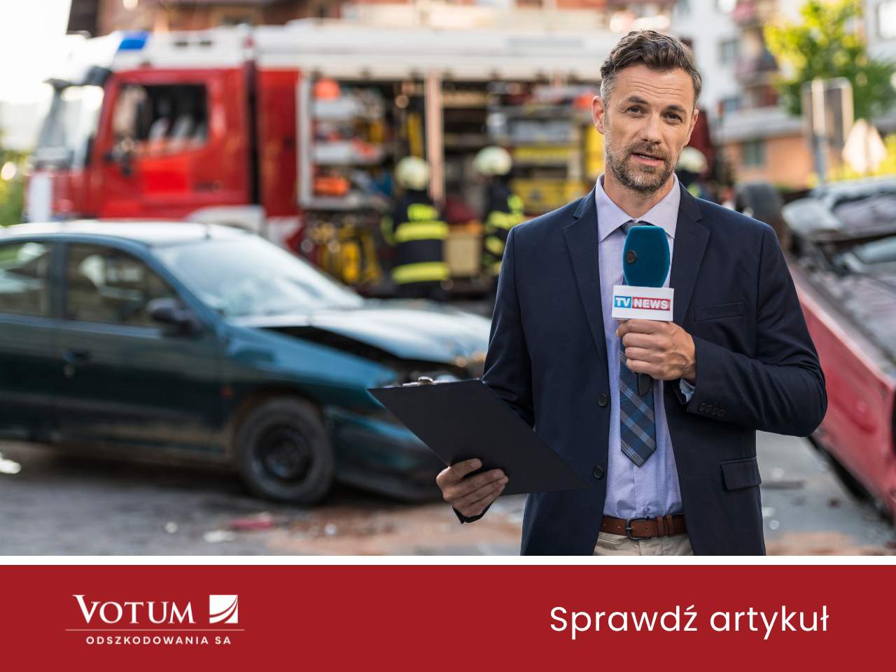Reporter relacjonuje katastrofę komunikacyjną z udziałem kilku pojazdów, w tle strażacy i uszkodzone auta. Logo Votum Odszkodowania.