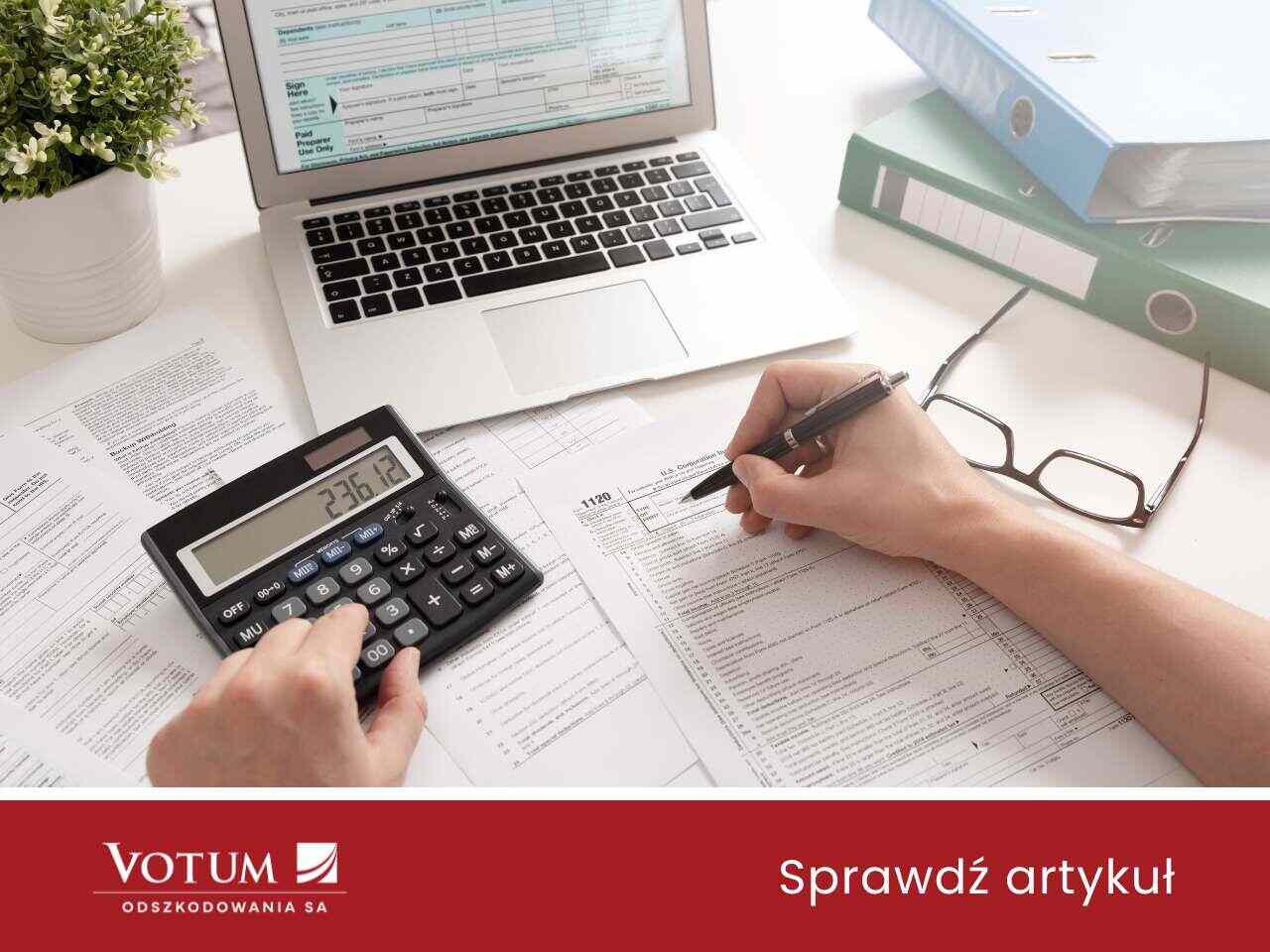 Osoba licząca na kalkulatorze wartość renty po wypadku drogowym, wokół dokumenty i laptop