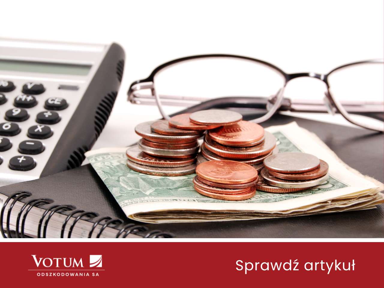 Pieniądze leżące na notesie, w tle telefon i okulary. Dochodzenie roszczeń po wypadku. Logo Votum Odszkodowania SA