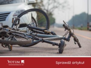 Rower leżący na jezdni i samochód w tle - przedstawienie śmiertelnego potrącenia. Logo Votum Odszkodowania
