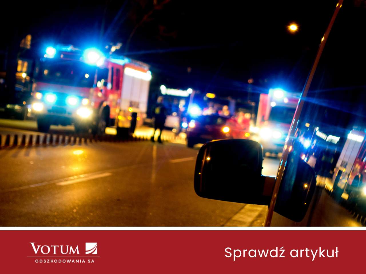 Nocna scena wypadku drogowego (wypadek śmiertelny) z udziałem straży pożarnej i służb ratunkowych, pojazdy z włączonymi światłami ostrzegawczymi, logo Votum Odszkodowania SA oraz napis 'Sprawdź artykuł'.