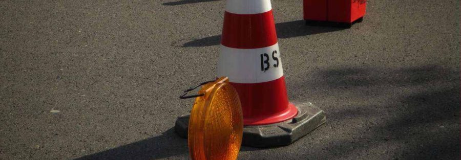 słupki ostrzegawcze po wypadku ustawione na drodze