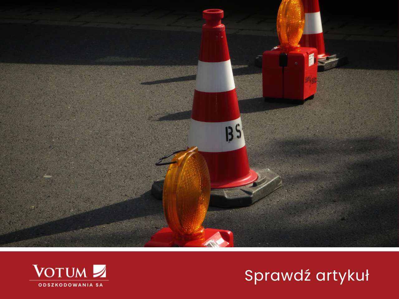 słupki ostrzegawcze po wypadku ustawione na drodze