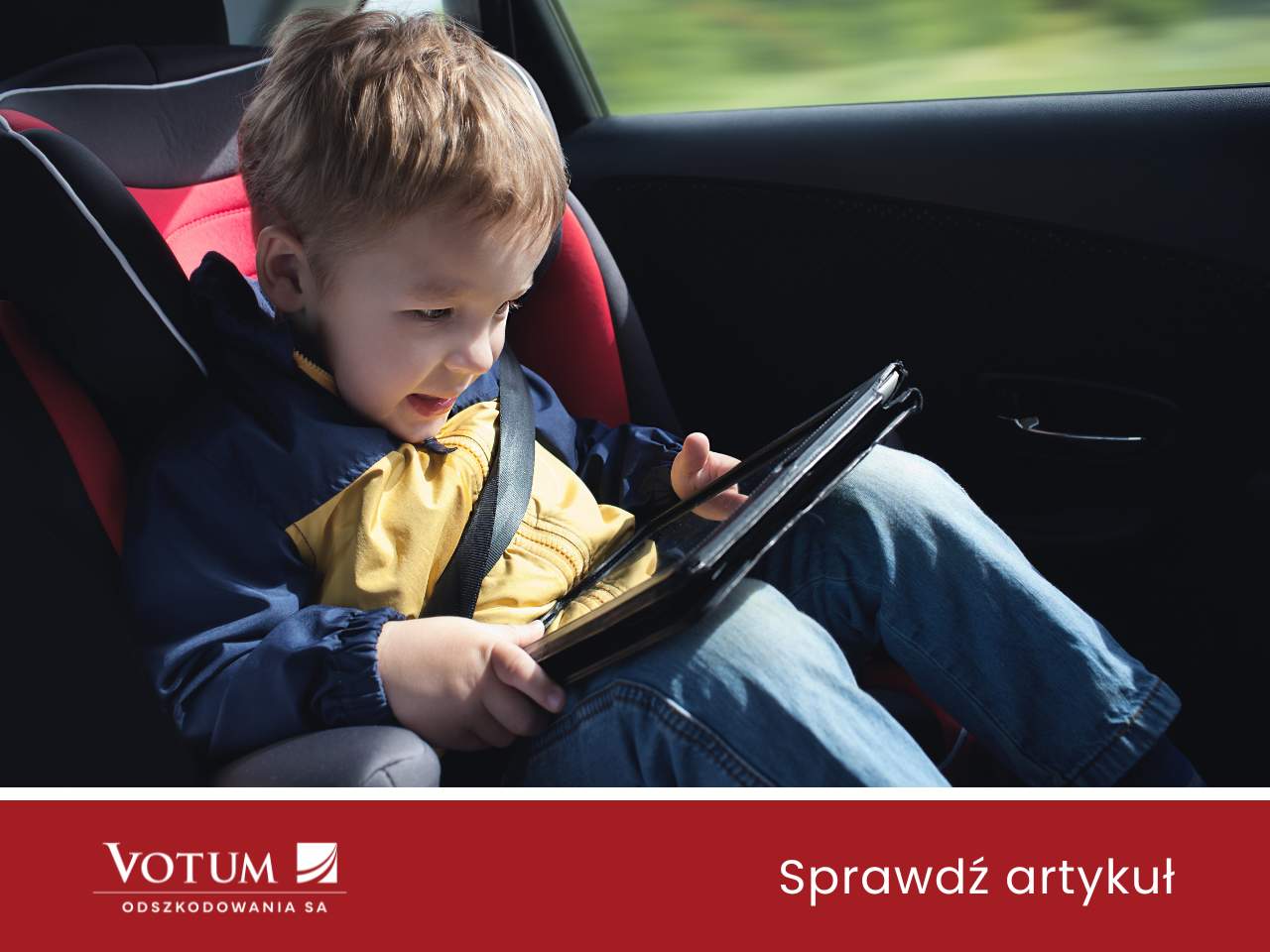 Dziecko w aucie z tabletem w ręku. Logo Votum Odszkodowania
