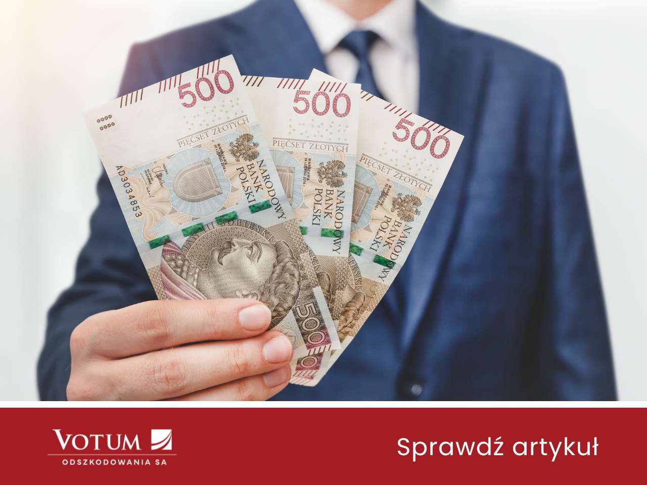 mężczyzna trzymające banknoty 500 pln