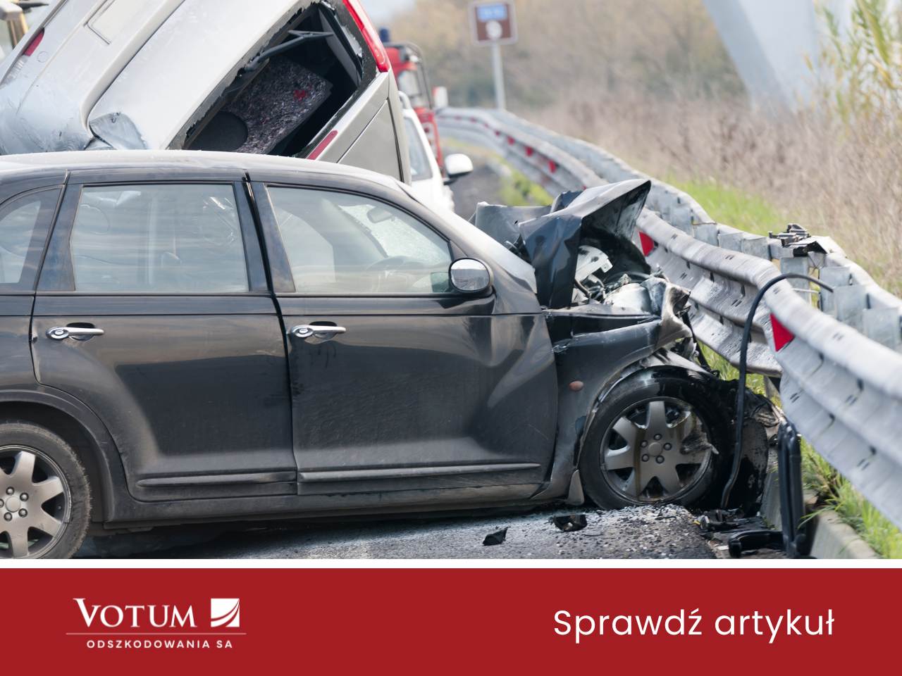 Samochód osobowy i ciężarowy rozbite przy barierkach na drodze. Votum Odszkodowania