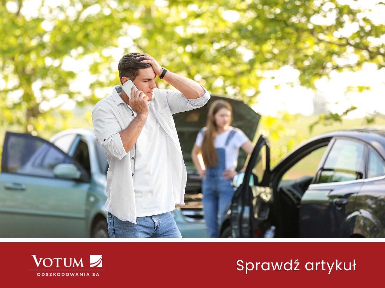 Mężczyzna rozmawia przez telefon z zmartwioną miną, stojąc obok miejsca wypadku drogowego. W tle kobieta stoi przy samochodzie z otwartą maską. W tle widać zieloną, naturalną scenerię.