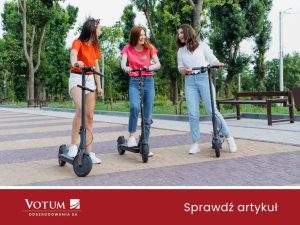 3 dziewczynki w parku jeżdżą na hulajnodze elektrycznej.