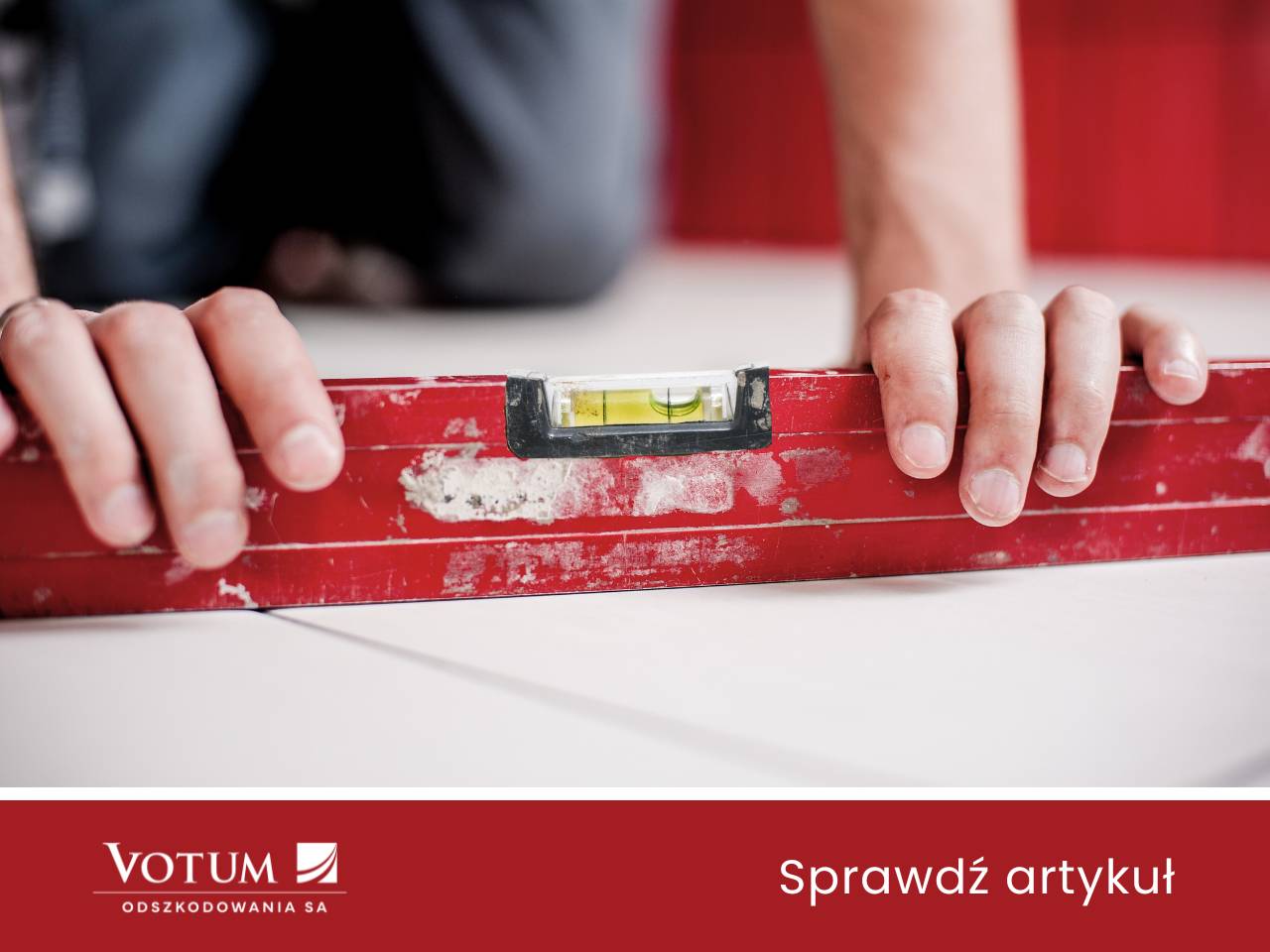 Mężczyzna sprawdza poziomicą podłogę - jest krzywa. Moze to być powód do odszkodowania za szkody górnicze.