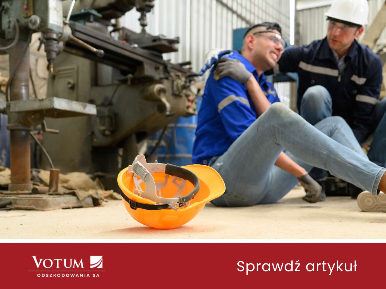 Mężczyzna siedzi na podłodze przy maszynie i trzyma się za ramię z wyrazem bólu na twarzy. Obok leży na ziemi kask. Inny mężczyzna kuca przy poszkodowanym.