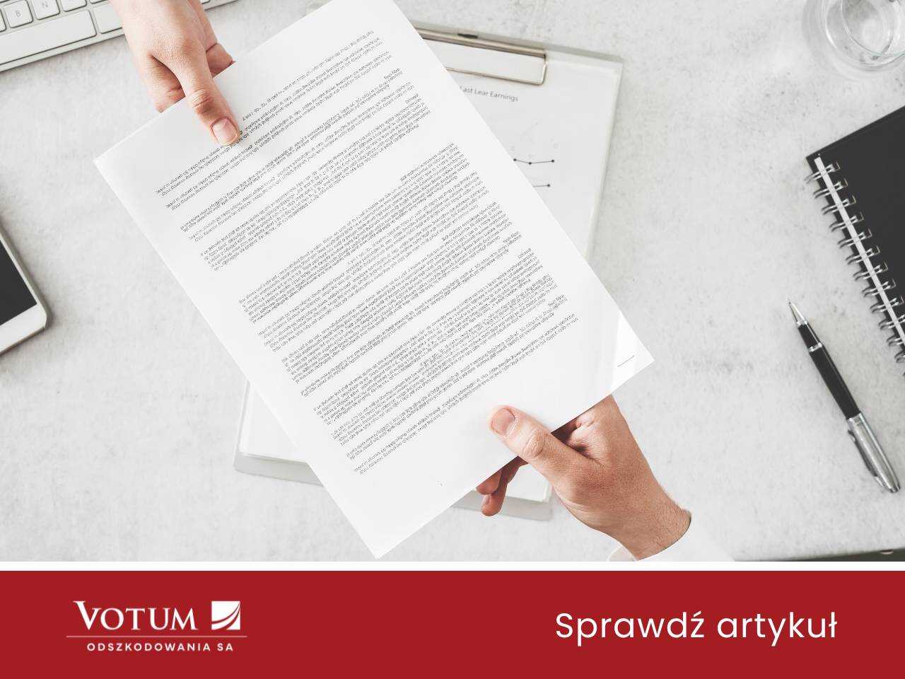 Osoby podają sobie dokument z rąk do rąk, w tle biurko