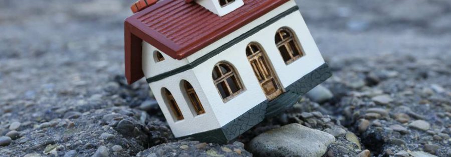 przechylony dom ilustrujący nieruchomość uszkodzoną przez działalność kopalni