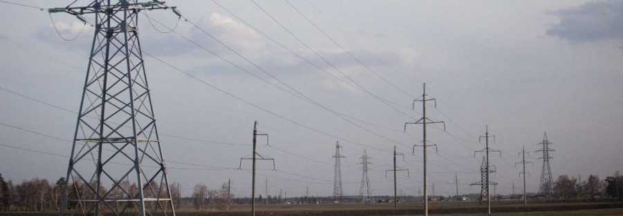 słupy energetyczne na polu