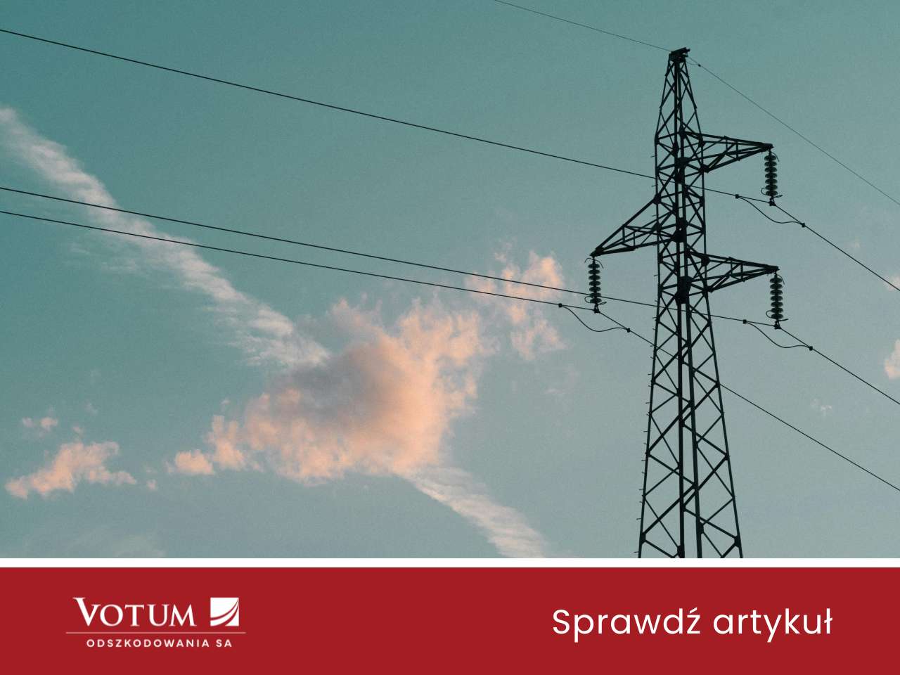 słupy energetyczne na tle nieba