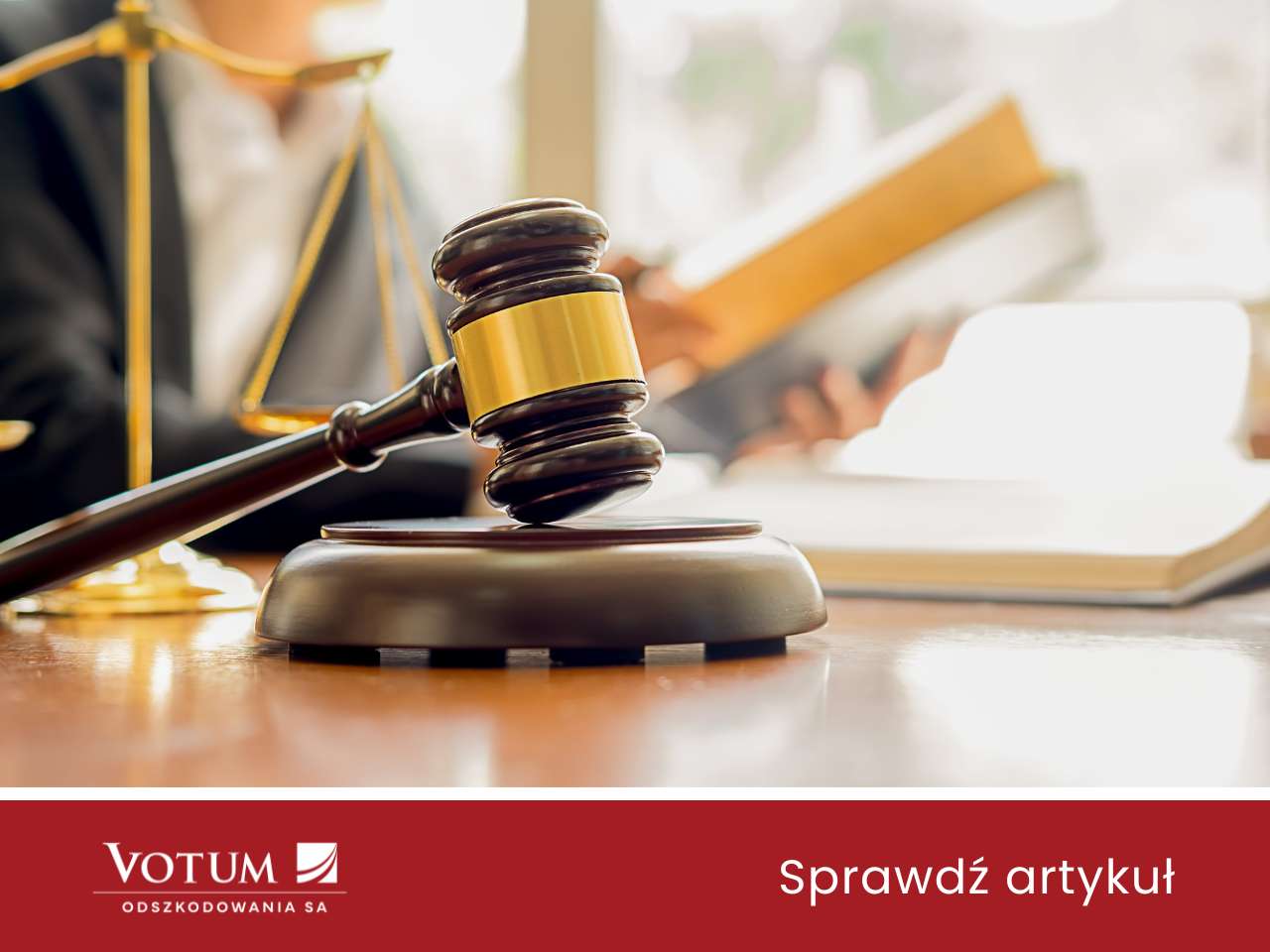 osoba czyta kodeks prawny, obok waga i młotek sędziowski