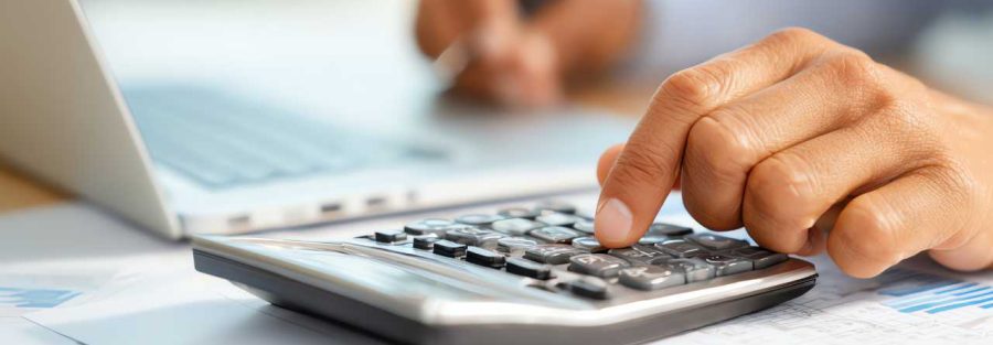 osoba wylicza rentę na kalkulatorze