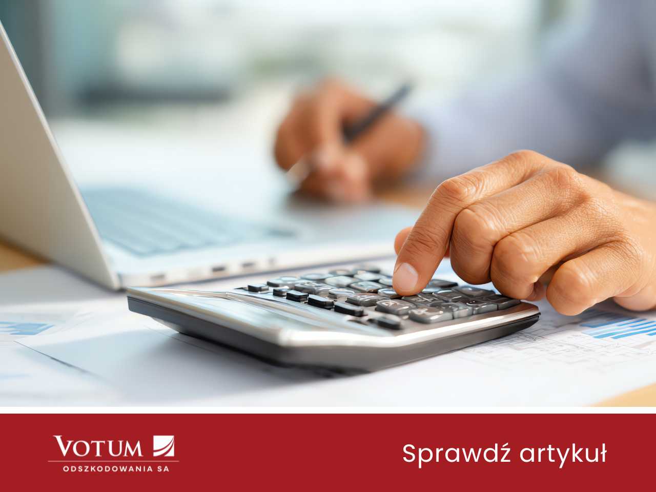 osoba wylicza rentę na kalkulatorze