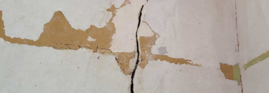 pęknięta ściana - szkody górnicze w firmie