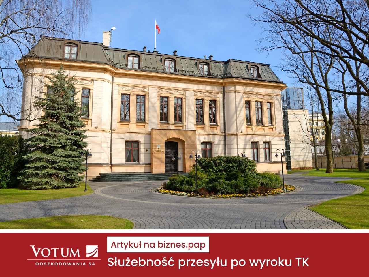 Fasada budynku Trybunału Konstytucyjnego w Warszawie otoczona drzewami, z widocznym paskiem informacyjnym „Artykuł na biznes.pap – Służebność przesyłu po wyroku TK” oraz logo Votum Odszkodowania SA.
