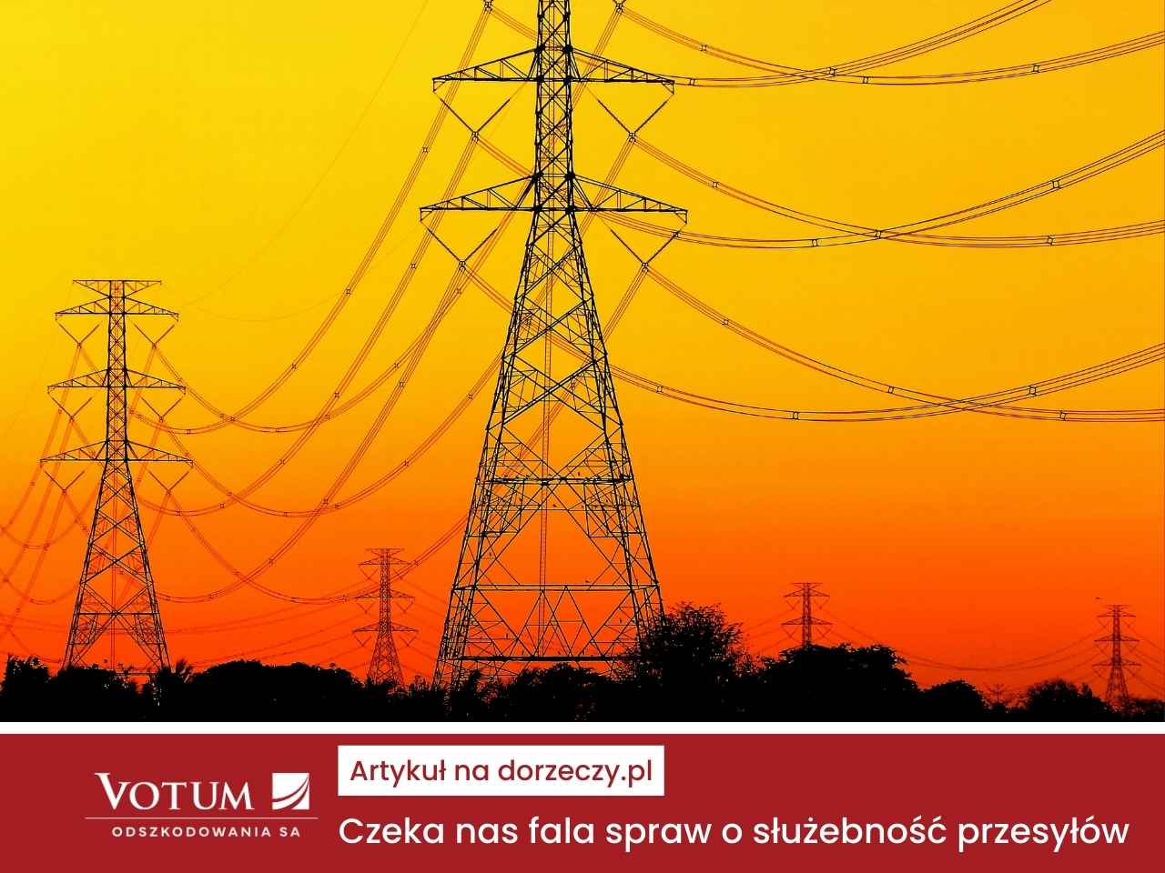 Wysokie słupy energetyczne na tle pomarańczowego zachodu słońca; grafika promocyjna z logo Votum Odszkodowania SA i tytułem artykułu o służebności przesyłu.