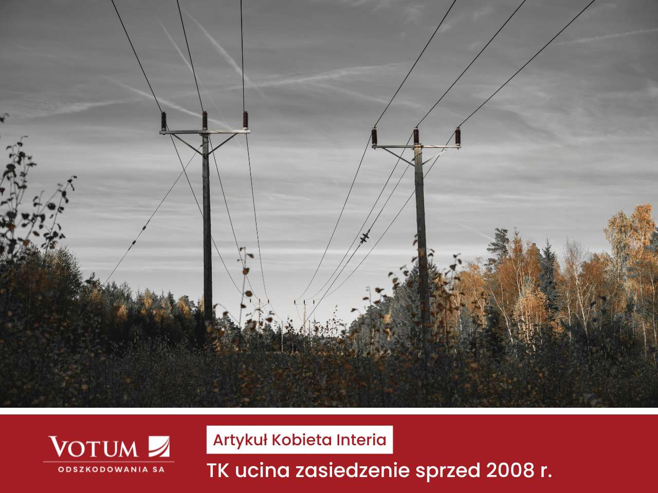 Słup energetyczny z liniami przesyłowymi i izolatorami na tle zachmurzonego nieba.