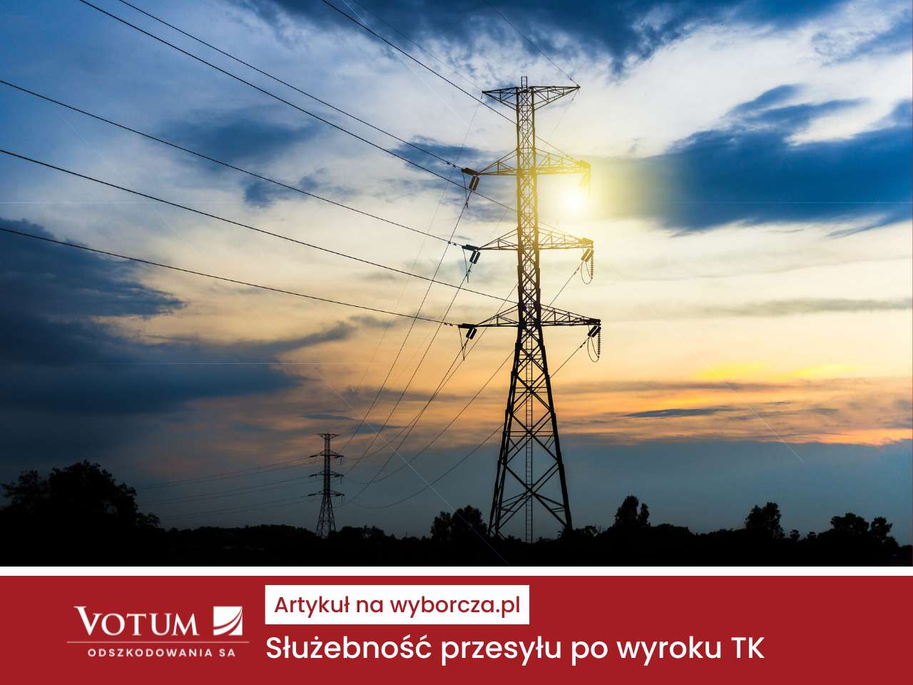 Słup energetyczny z liniami przesyłowymi i izolatorami na tle zachmurzonego nieba.