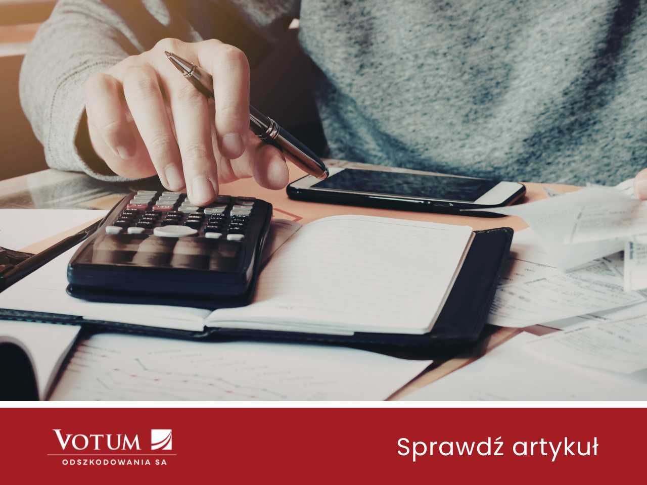 osoba wylicza zadośćuczynienie na kalkulatorze