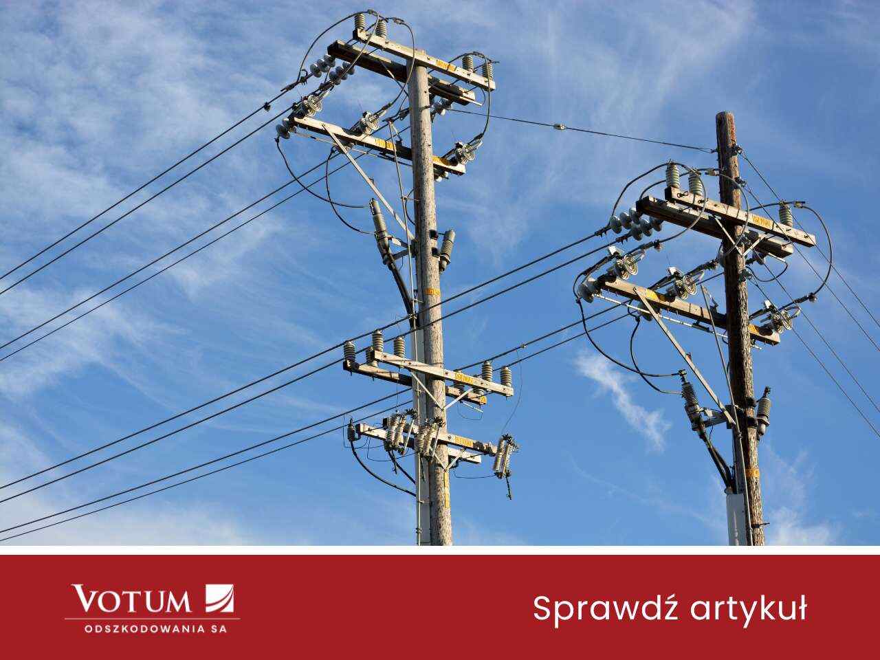 Słup energetyczny z liniami przesyłowymi i izolatorami na tle zachmurzonego nieba.