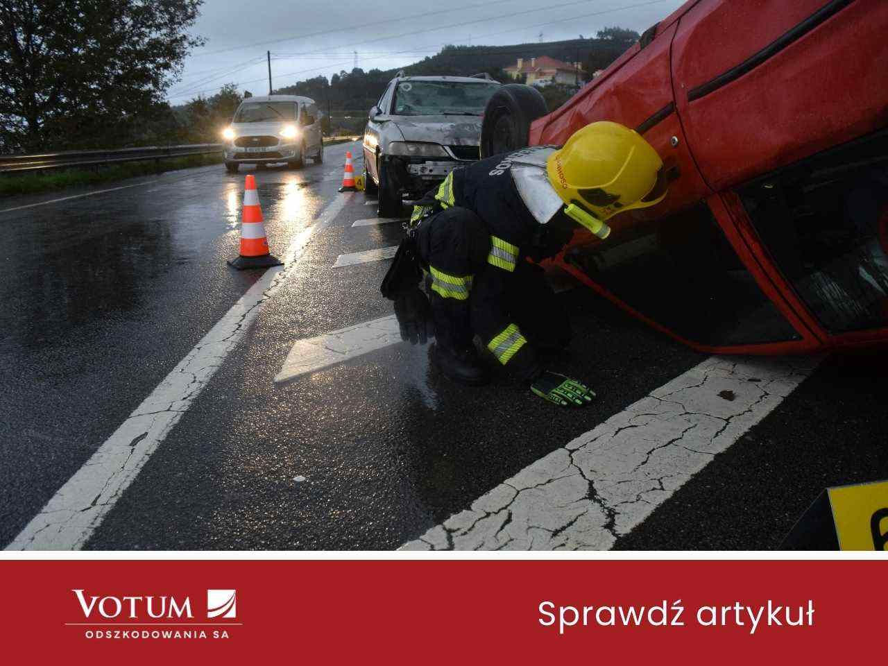 wypadek na drodze - auto na dachu