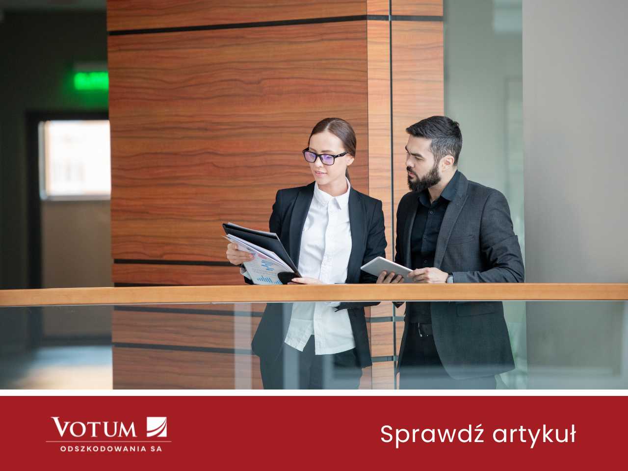 Poszkodowany w wypadku rozmawia z ekspertem odszkodowawczym