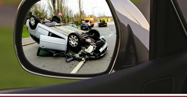 rozbite auto na ulicy - wypadek komunikacyjny