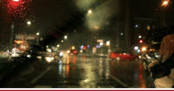 Deszczowa ulica nocą widoczna przez szybę samochodu – grafika promująca artykuł Votum Odszkodowania