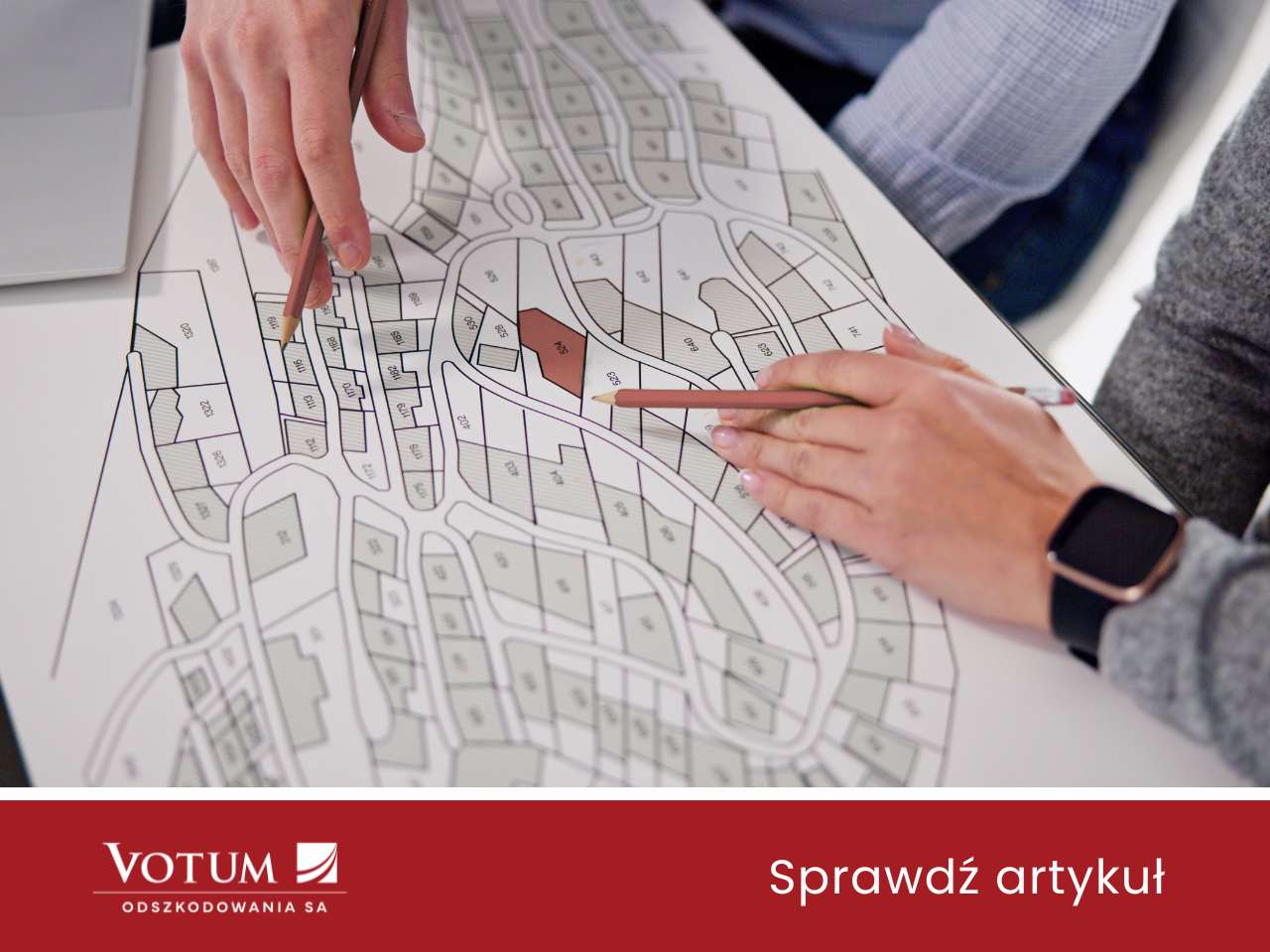 Osoby przy biurku wskazują na działkę, na której ma powstać infrastruktura przesyłowa