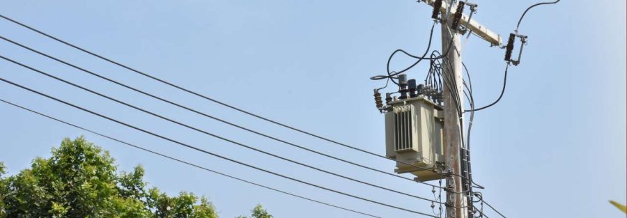słupy energetyczne na działce