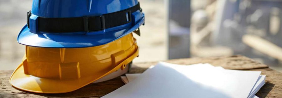 kask na budowie