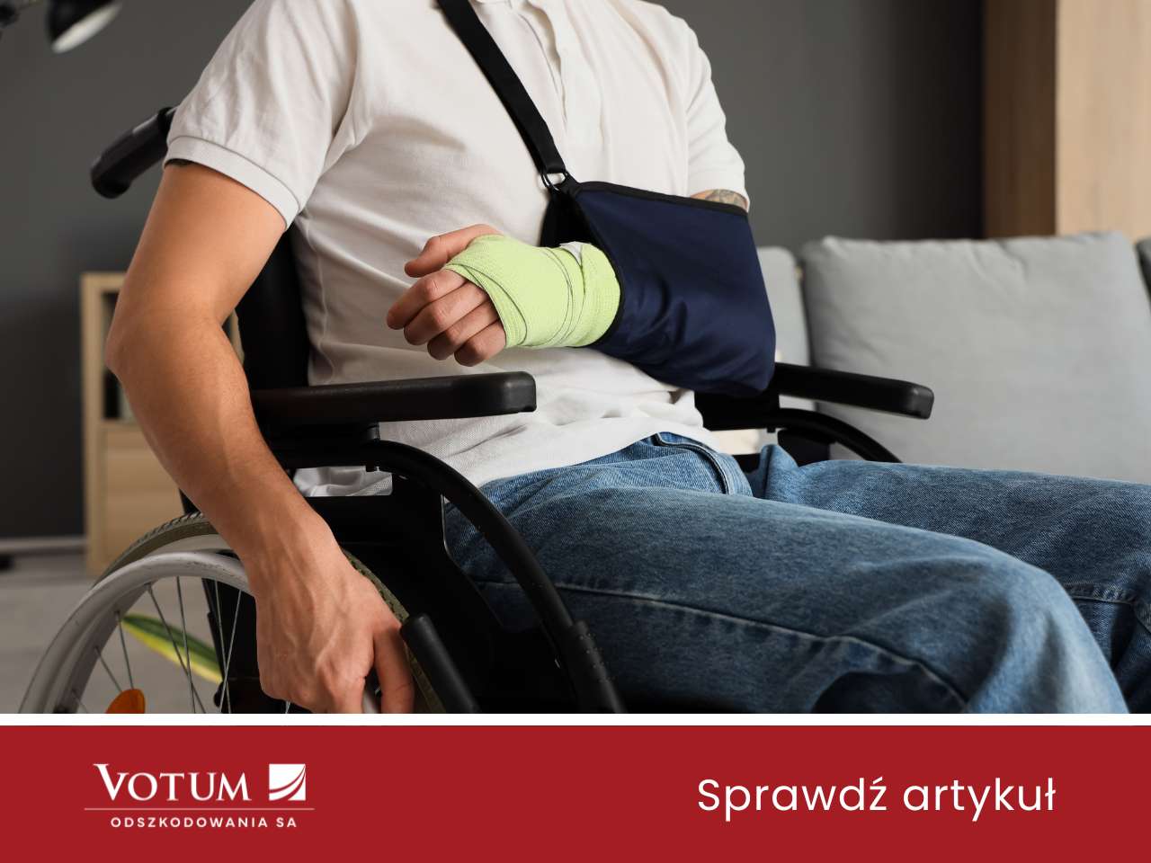 osoba na wózku inwalidzkim i z ręką na temblaku po wypadku - renta po wypadku