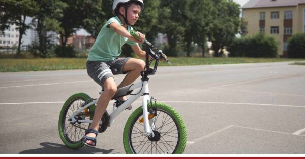Dziecko na rowerze - obowiązkowy kask