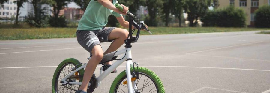 Dziecko na rowerze - obowiązkowy kask