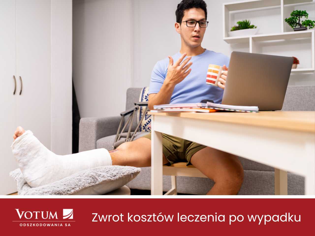 Mężczyzna zgłasza się do ubezpieczyciela poprzez internet, aby uzyskać zwrot kosztów leczenia po wypadku