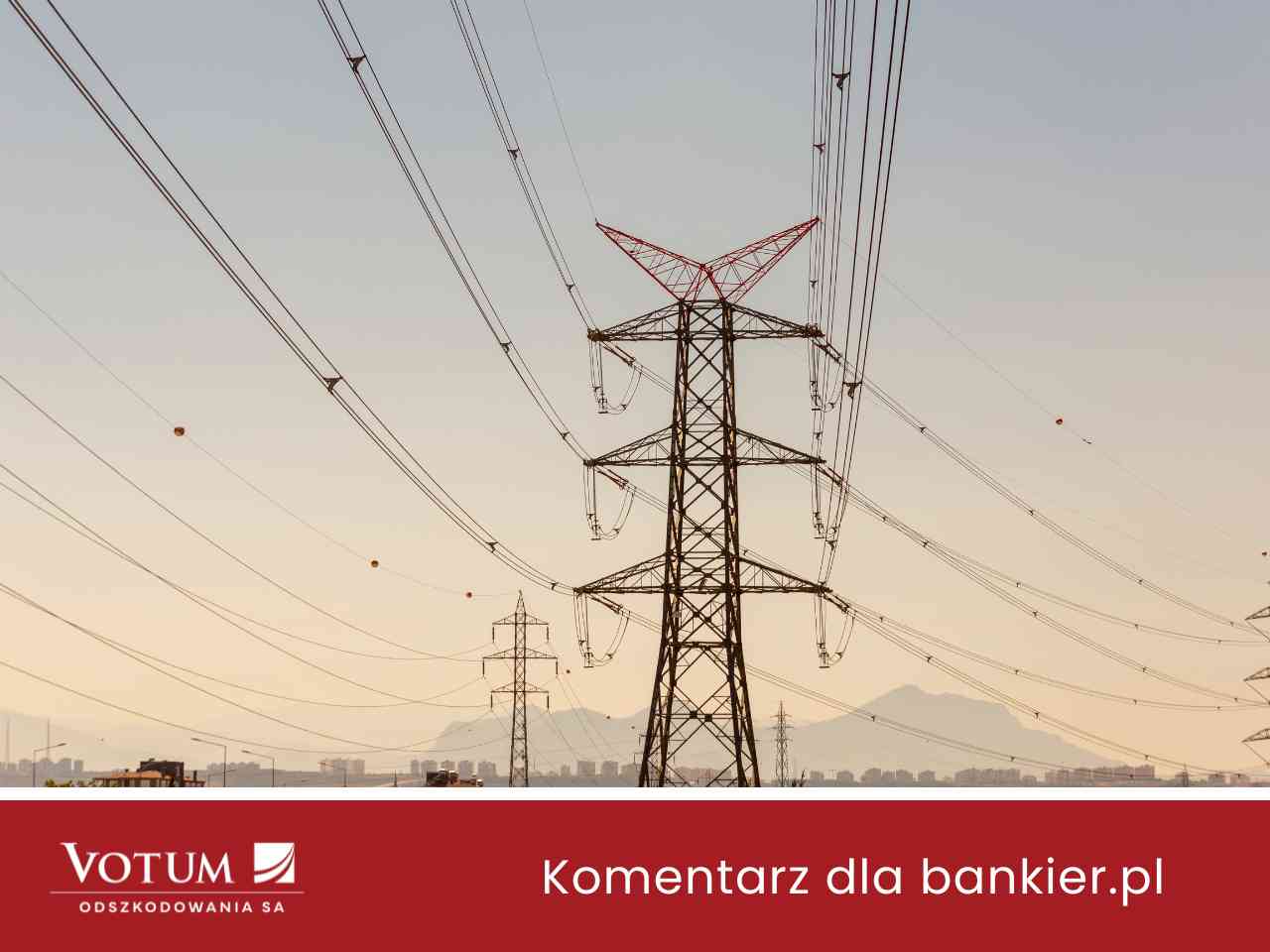 Słupy energetyczne z przewodami na tle nieba i pasma górskiego – baner z napisem Komentarz dla bankier.pl Votum Odszkodowania SA.