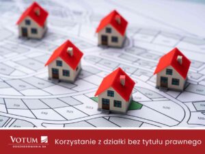 Modele małych domków z czerwonymi dachami stojące na mapie geodezyjnej podziału działek – bezumowne korzystanie z nieruchomości.